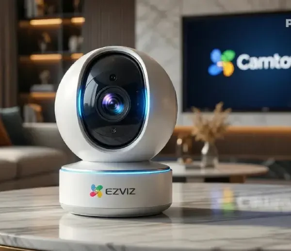 إظهار الكاميرا كقطعة تكنولوجية فاخرة في بيئة منزلية عصرية مع تأثيرات ضوئية توحي بالأمان والذكاء.